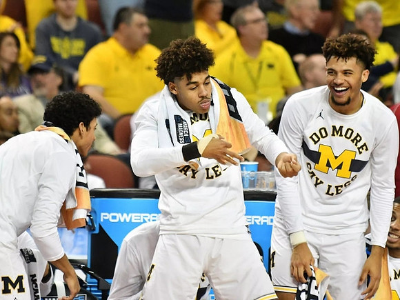 Eli Brooks (55), Jordan Poole (2), and Isaiah Livers (4)
