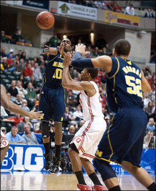 Tim Hardaway Jr. (10) and Jordan Morgan (52)