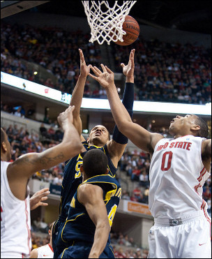 Jordan Morgan (52) and Darius Morris (4)