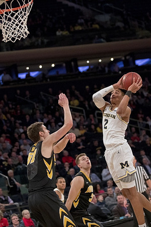 Jaaron Simmons (5) and Jordan Poole (2)