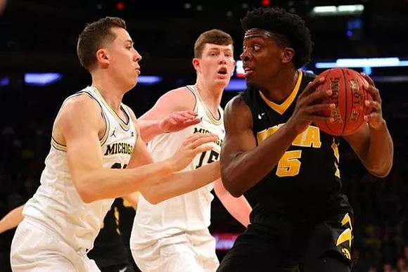 Duncan Robinson (22) and Jon Teske (15)