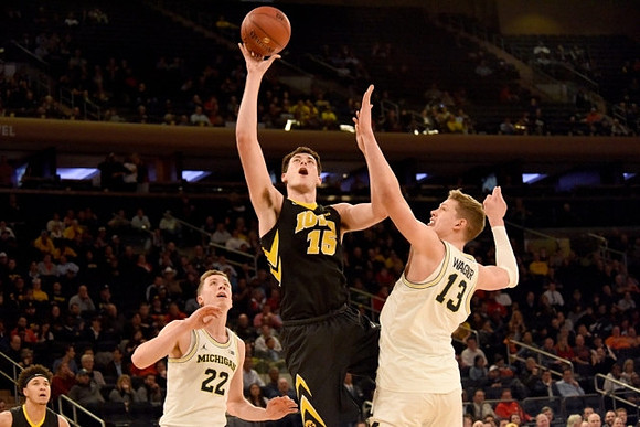 Duncan Robinson (22) and Moritz Wagner (13)