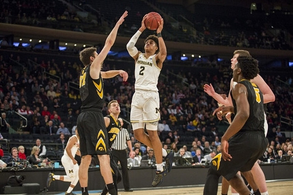 Jordan Poole (2) and Jon Teske (15)