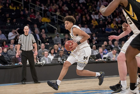 Jordan Poole (2) and Jon Teske (15)