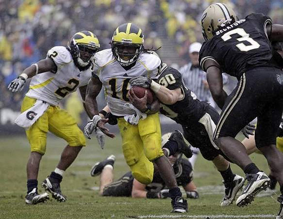 Vincent Smith (2) and Denard Robinson (16)