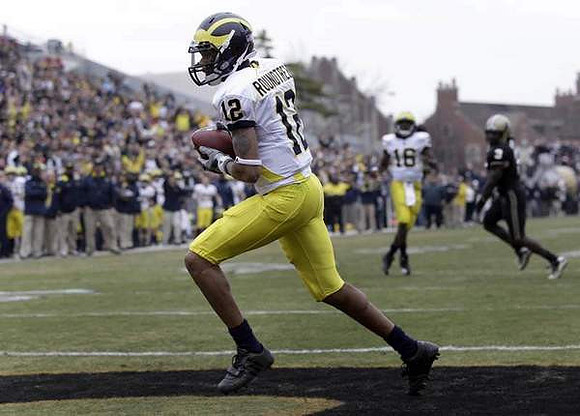 Roy Roundtree (12) and Denard Robinson (16)