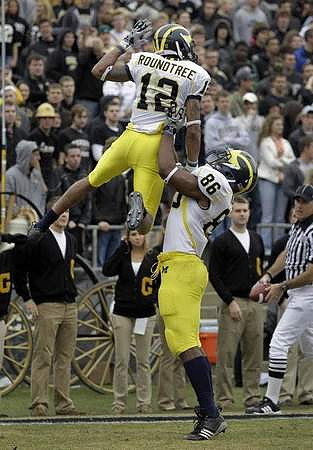 Roy Roundtree (12) and Kevin Koger (86)