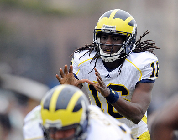 David Molk (50) and Denard Robinson (16)