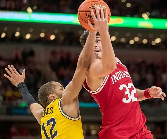 DeVante' Jones (12)