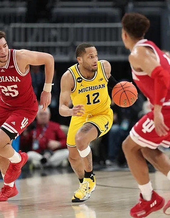 DeVante' Jones (12)