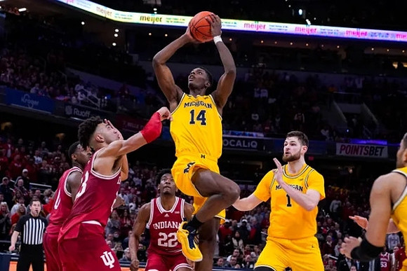 Moussa Diabate (14) and Hunter Dickinson (1)