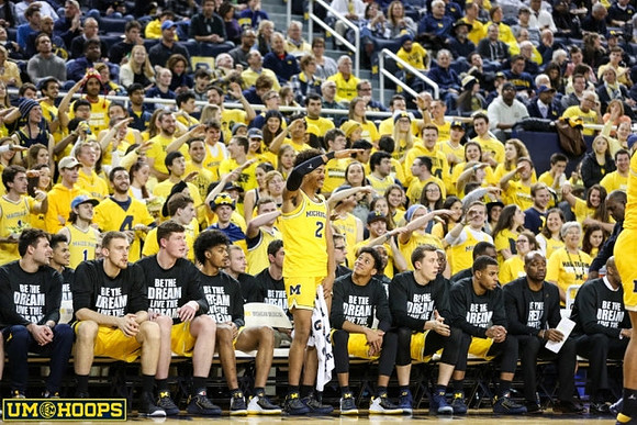 Jordan Poole (2) and Michigan Team