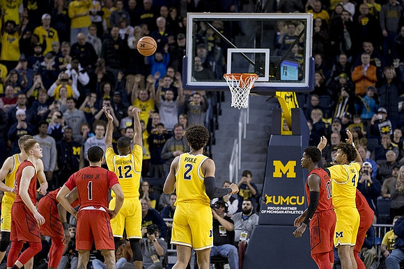 Moritz Wagner (13), Muhammad-Ali Abdur-Rahkman (12), Jordan Poole (2), and Isaiah Livers (4)