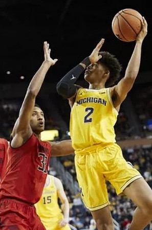Jordan Poole (2) and Jon Teske (15)