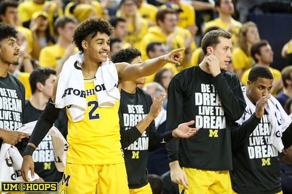 Jordan Poole (2), Duncan Robinson (22), and Michigan Team