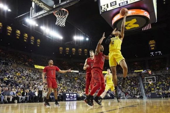 Jordan Poole (2) and Jon Teske (15)