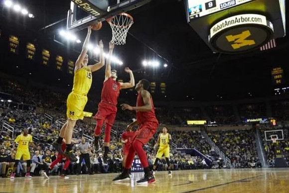 Muhammad-Ali Abdur-Rahkman (12), Jon Teske (15), and Eli Brooks (55)