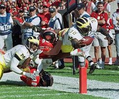 Anthony Thomas (32) and David Terrell (1)