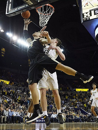 Jon Teske (15) and Jordan Poole (2)
