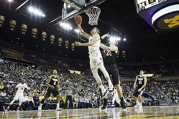 Muhammad-Ali Abdur-Rahkman (12) and Moritz Wagner (13)