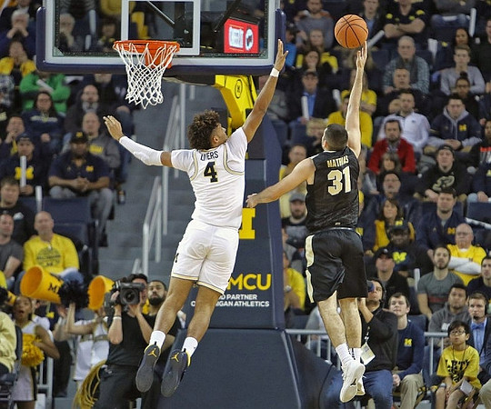 Isaiah Livers (4)