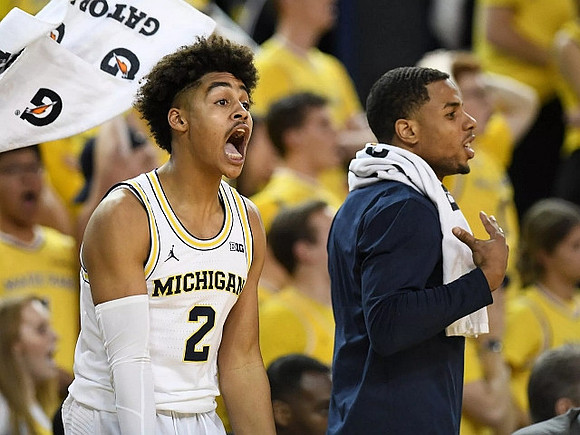 Jordan Poole (2) and Jaaron Simmons (5)
