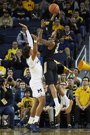 Isaiah Livers (4)