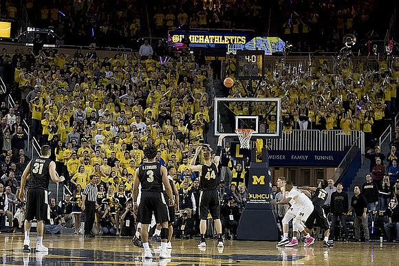 Muhammad-Ali Abdur-Rahkman (12) and Moritz Wagner (13)