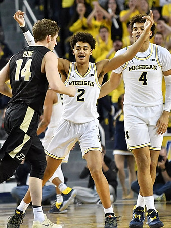 Jordan Poole (2) and Isaiah Livers (4)