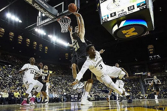 Muhammad-Ali Abdur-Rahkman (12) and Zavier Simpson (3)