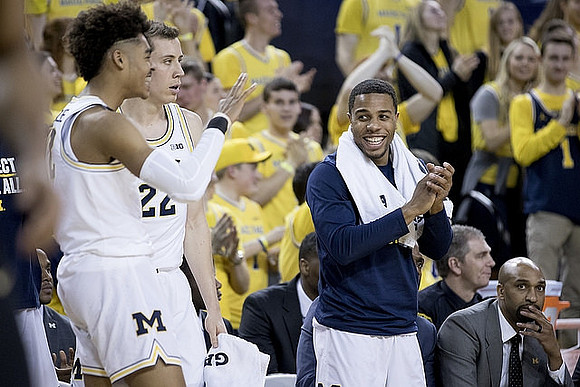 Jordan Poole (2), Duncan Robinson (22), Jaaron Simmons (5), and Saddi Washington