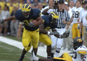 Michael Hart (20) and Jason Avant (8)