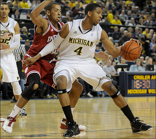 Jordan Morgan (52) and Darius Morris (4)