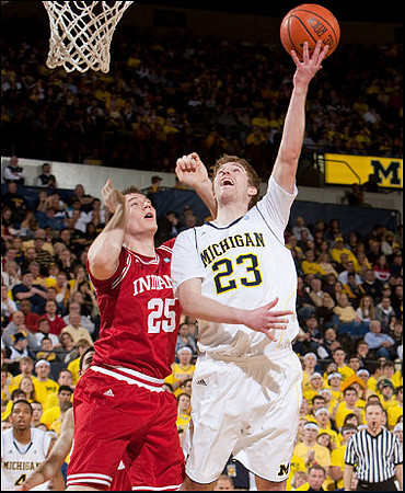 Darius Morris (4) and Evan Smotrycz (23)
