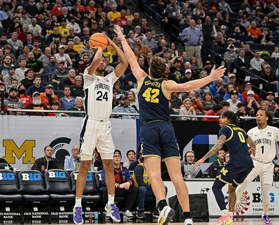 Will Tschetter (42) and Dug McDaniel (0)