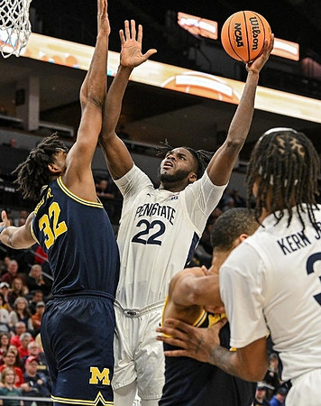 Tarris Reed Jr. (32) and Nimari Burnett (4)