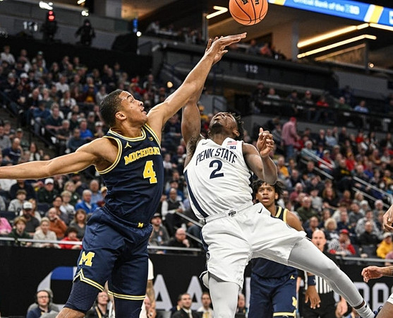 Nimari Burnett (4) and Tarris Reed Jr. (32)