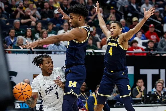 Jace Howard (25) and Nimari Burnett (4)