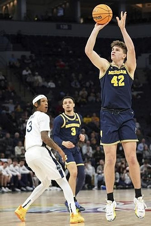 Jaelin Llewellyn (3) and Will Tschetter (42)