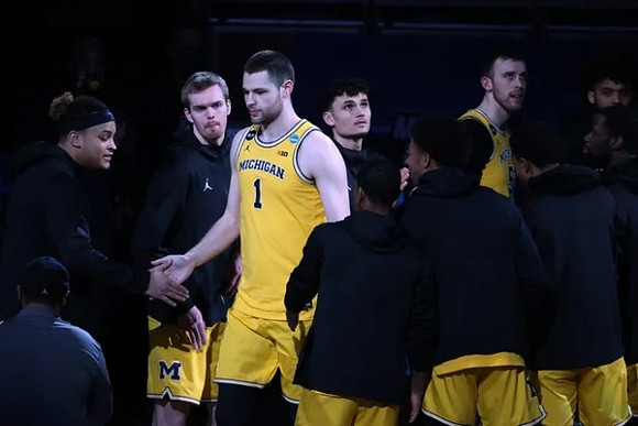 Hunter Dickinson (1) and Michigan Team