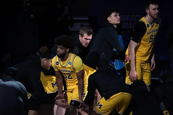 Mike Smith (12) and Michigan Team