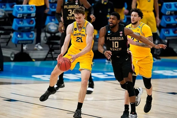 Franz Wagner (21) and Brandon Johns Jr. (23)