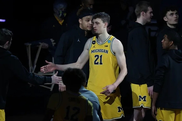 Franz Wagner (21) and Michigan Team