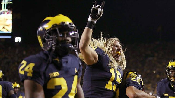 Lavert Hill (24) and Chase Winovich (15)