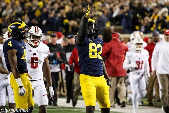 Nico Collins (4) and Nick Eubanks (82)