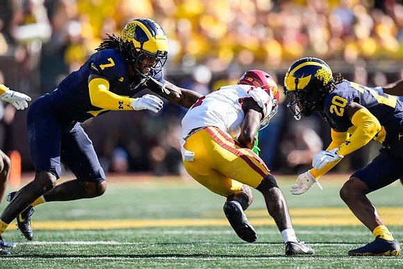 Makari Paige (7) and Jyaire Hill (20)