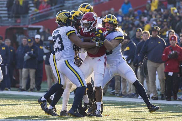 Tyree Kinnel (23) and Chase Winovich (15)