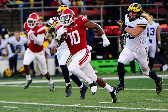 Brad Hawkins (20) and Chase Winovich (15)