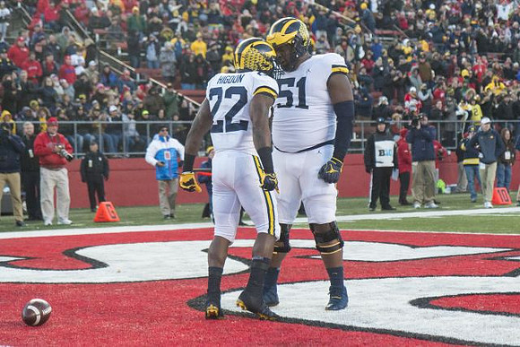 Karan Higdon (22) and Cesar Ruiz (51)