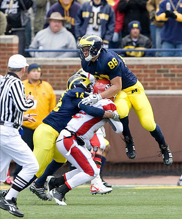 Teric Jones (14) and Craig Roh (88)